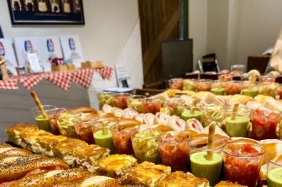 Plateau de buffet avec mini-sandwichs, verrines de salade, tartelettes salées et bouchées variées.