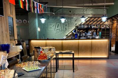 Plateau de buffet avec mini-sandwichs, verrines de salade, tartelettes salées et bouchées variées.