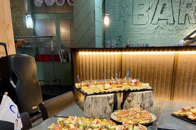 Plateau de buffet avec mini-sandwichs, verrines de salade, tartelettes salées et bouchées variées.