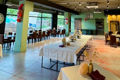 Plateau de buffet avec mini-sandwichs, verrines de salade, tartelettes salées et bouchées variées.