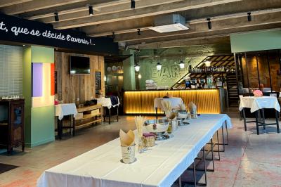 Plateau de buffet avec mini-sandwichs, verrines de salade, tartelettes salées et bouchées variées.