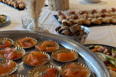 Plateau de buffet avec mini-sandwichs, verrines de salade, tartelettes salées et bouchées variées.