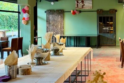 Plateau de buffet avec mini-sandwichs, verrines de salade, tartelettes salées et bouchées variées.