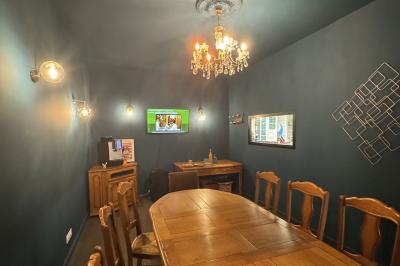 Plateau de buffet avec mini-sandwichs, verrines de salade, tartelettes salées et bouchées variées.