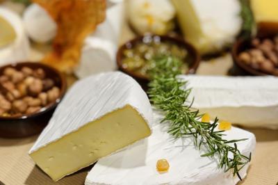 Plateau de buffet avec mini-sandwichs, verrines de salade, tartelettes salées et bouchées variées.