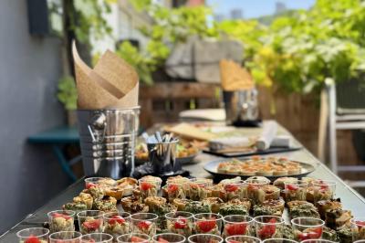 Plateau de buffet avec mini-sandwichs, verrines de salade, tartelettes salées et bouchées variées.
