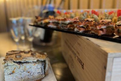 Plateau de buffet avec mini-sandwichs, verrines de salade, tartelettes salées et bouchées variées.