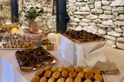 Plateau de buffet avec mini-sandwichs, verrines de salade, tartelettes salées et bouchées variées.