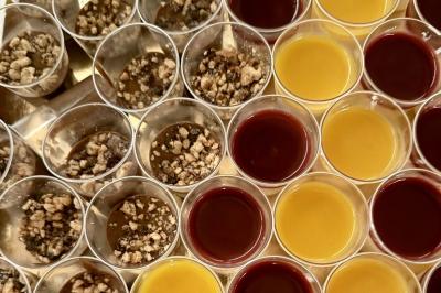 Plateau de buffet avec mini-sandwichs, verrines de salade, tartelettes salées et bouchées variées.