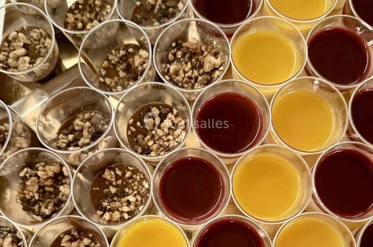 Coupes individuelles contenant des desserts variés, dont des crumbles et des gelées de différentes couleurs.