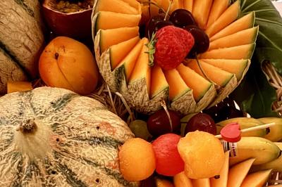 Plateau de buffet avec mini-sandwichs, verrines de salade, tartelettes salées et bouchées variées.
