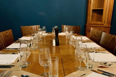 Plateau de buffet avec mini-sandwichs, verrines de salade, tartelettes salées et bouchées variées.