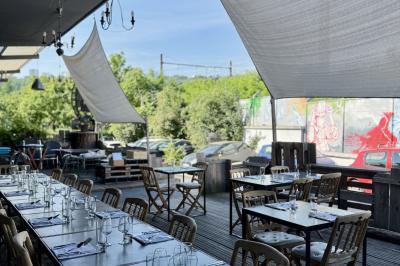 Plateau de buffet avec mini-sandwichs, verrines de salade, tartelettes salées et bouchées variées.