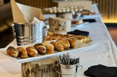 Plateau de buffet avec mini-sandwichs, verrines de salade, tartelettes salées et bouchées variées.