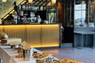 Plateau de buffet avec mini-sandwichs, verrines de salade, tartelettes salées et bouchées variées.