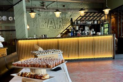 Plateau de buffet avec mini-sandwichs, verrines de salade, tartelettes salées et bouchées variées.