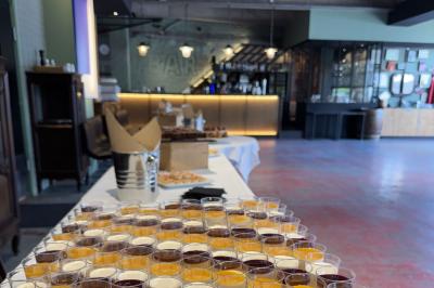 Plateau de buffet avec mini-sandwichs, verrines de salade, tartelettes salées et bouchées variées.