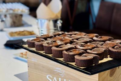 Plateau de buffet avec mini-sandwichs, verrines de salade, tartelettes salées et bouchées variées.