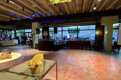 Plateau de buffet avec mini-sandwichs, verrines de salade, tartelettes salées et bouchées variées.