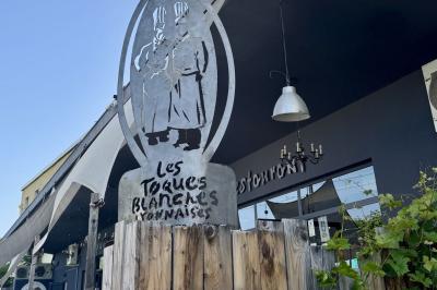 Plateau de buffet avec mini-sandwichs, verrines de salade, tartelettes salées et bouchées variées.