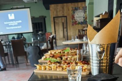 Plateau de buffet avec mini-sandwichs, verrines de salade, tartelettes salées et bouchées variées.
