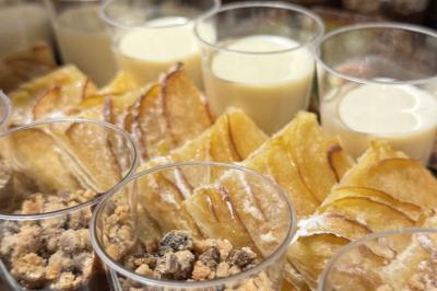 Plateau de buffet avec mini-sandwichs, verrines de salade, tartelettes salées et bouchées variées.