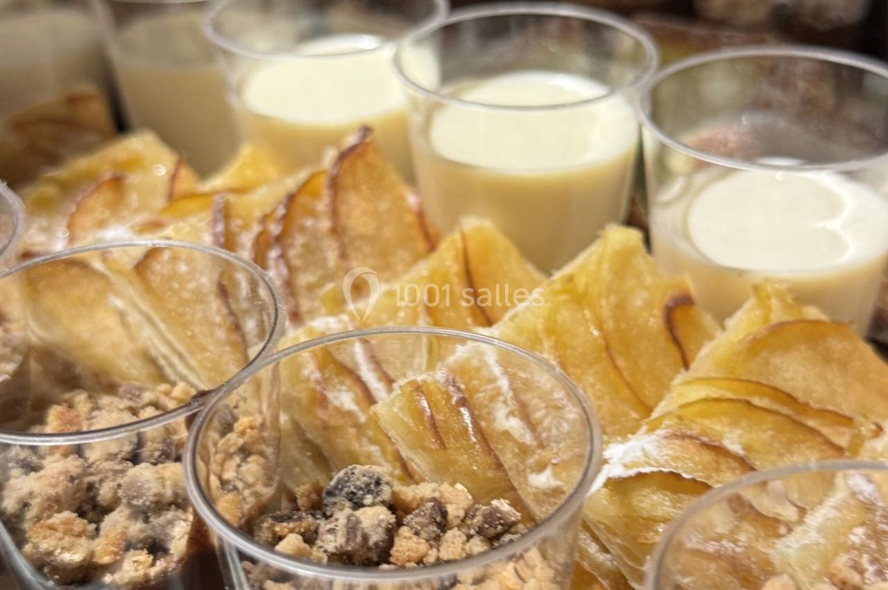 Desserts variés en verrines, incluant crumble, tarte aux pommes et crème dessert, présentés sur une table.