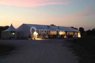 Plan en vue aérienne d'un appartement avec deux chambres, une salle de bain, une cuisine, un salon et une terrasse aménagée.