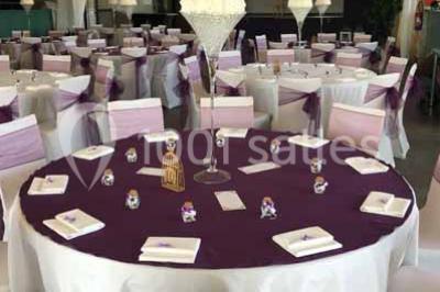 Plan en vue aérienne d'un appartement avec deux chambres, une salle de bain, une cuisine, un salon et une terrasse aménagée.