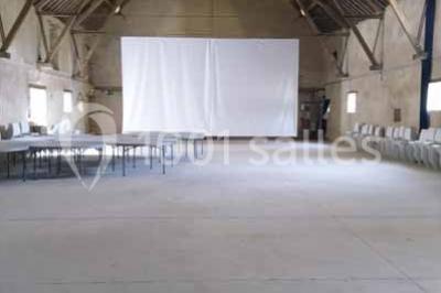 Plan en vue aérienne d'un appartement avec deux chambres, une salle de bain, une cuisine, un salon et une terrasse aménagée.