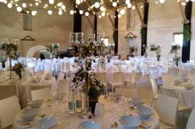 Plan en vue aérienne d'un appartement avec deux chambres, une salle de bain, une cuisine, un salon et une terrasse aménagée.