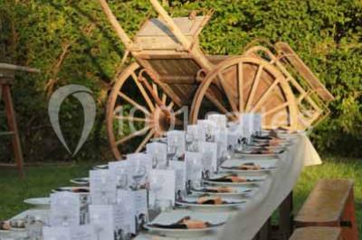 Plan en vue aérienne d'un appartement avec deux chambres, une salle de bain, une cuisine, un salon et une terrasse aménagée.