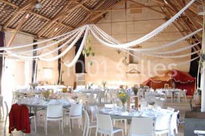 Plan en vue aérienne d'un appartement avec deux chambres, une salle de bain, une cuisine, un salon et une terrasse aménagée.