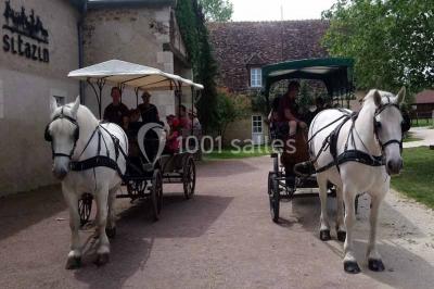 Plan en vue aérienne d'un appartement avec deux chambres, une salle de bain, une cuisine, un salon et une terrasse aménagée.