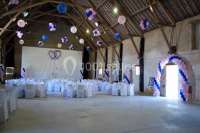 Plan en vue aérienne d'un appartement avec deux chambres, une salle de bain, une cuisine, un salon et une terrasse aménagée.