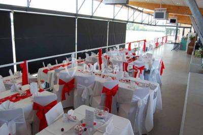 Plan en vue aérienne d'un appartement avec deux chambres, une salle de bain, une cuisine, un salon et une terrasse aménagée.