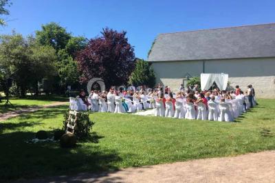 Plan en vue aérienne d'un appartement avec deux chambres, une salle de bain, une cuisine, un salon et une terrasse aménagée.