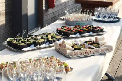 Plan en vue aérienne d'un appartement avec deux chambres, une salle de bain, une cuisine, un salon et une terrasse aménagée.