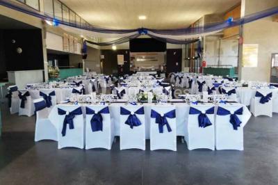 Plan en vue aérienne d'un appartement avec deux chambres, une salle de bain, une cuisine, un salon et une terrasse aménagée.