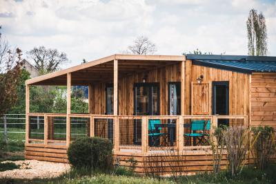 Plan en vue aérienne d'un appartement avec deux chambres, une salle de bain, une cuisine, un salon et une terrasse aménagée.