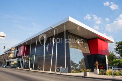 Verres de vin rouge et blanc sur un tonneau en bois, accompagnés de chocolats assortis disposés sur des tablettes.