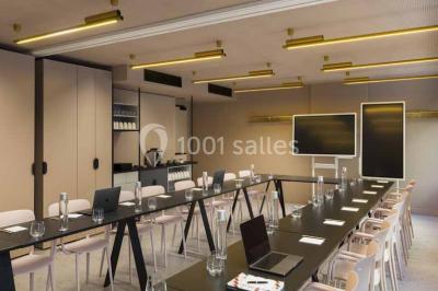 Salle à manger moderne avec grande table noire, chaises assorties, vaisselle dressée et décor mural en assiettes.