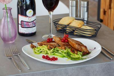 Arbres et arbustes couverts de givre dans un paysage rural sous un ciel bleu clair.