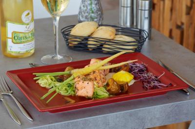 Arbres et arbustes couverts de givre dans un paysage rural sous un ciel bleu clair.
