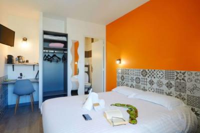 Arbres et arbustes couverts de givre dans un paysage rural sous un ciel bleu clair.