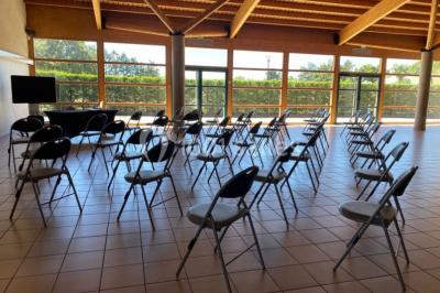 Vue aérienne d'un château médiéval entouré de verdure, au cœur d'une petite ville avec des habitations et des routes.