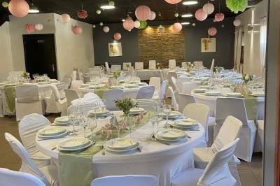 Petits coffrets transparents contenant des dragées, décorés de cachets de cire verte et de fleurs séchées.