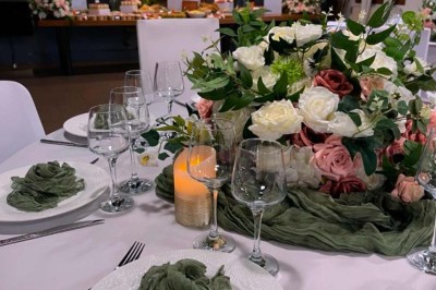 Petits coffrets transparents contenant des dragées, décorés de cachets de cire verte et de fleurs séchées.