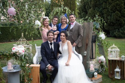 Chambre élégante avec murs bleus, lit double, cheminée, miroir doré, armoire en bois et tapis géométrique.