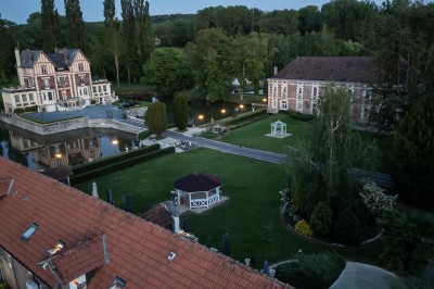 Miniature Location salle Quesmy (Oise) - Château de Quesmy #8 Des personnes pagayant en kayak sur une rivière entourée de végétation sous un ciel nuageux.